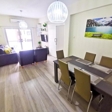 Beach-A-Holic Apartment, 2 Min Distance From Larnaca Marina Luaran gambar