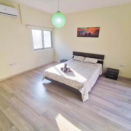 Beach-A-Holic Apartment, 2 Min Distance From Larnaca Marina Luaran gambar