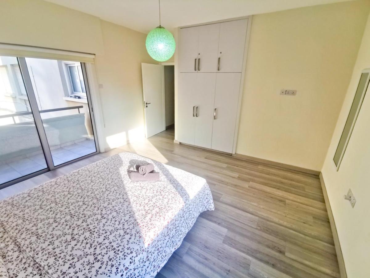 Beach-A-Holic Apartment, 2 Min Distance From Larnaca Marina Luaran gambar