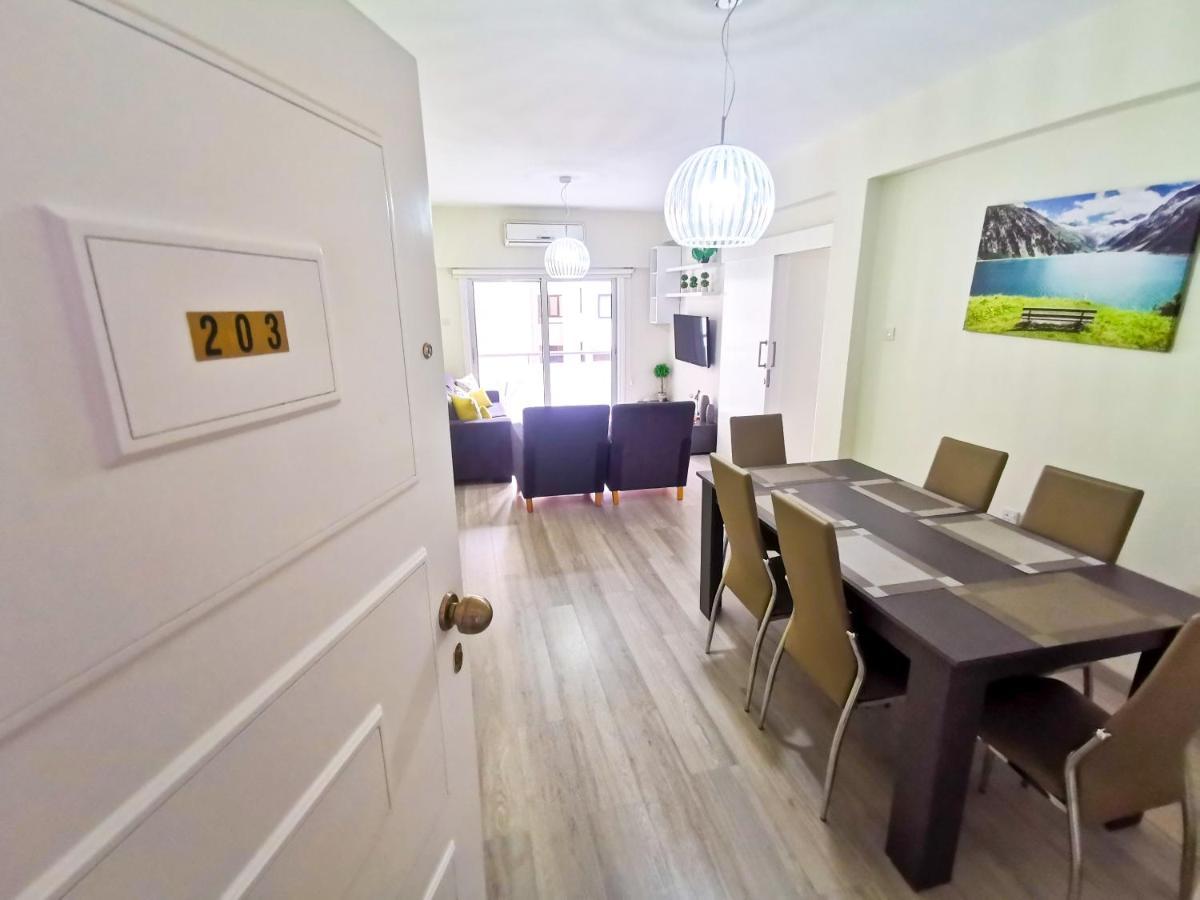 Beach-A-Holic Apartment, 2 Min Distance From Larnaca Marina Luaran gambar