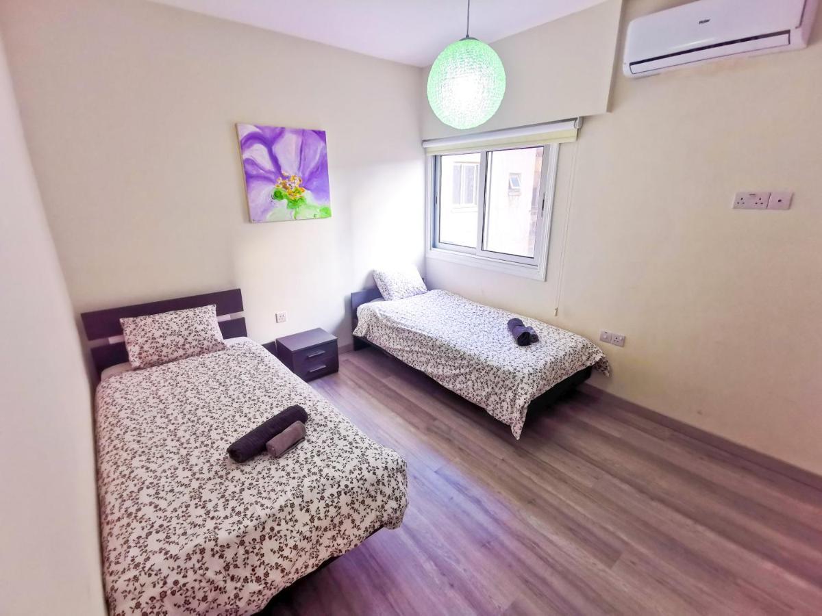 Beach-A-Holic Apartment, 2 Min Distance From Larnaca Marina Luaran gambar