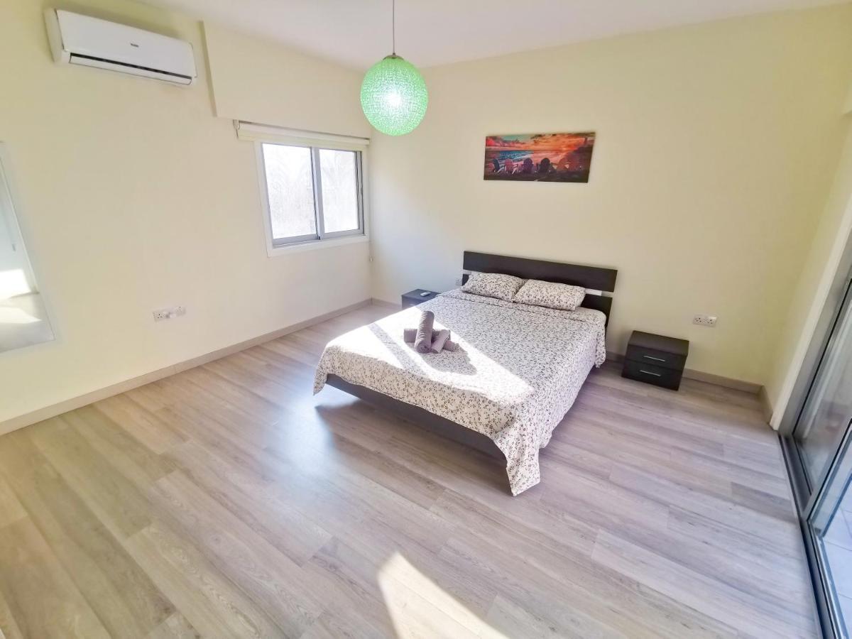 Beach-A-Holic Apartment, 2 Min Distance From Larnaca Marina Luaran gambar