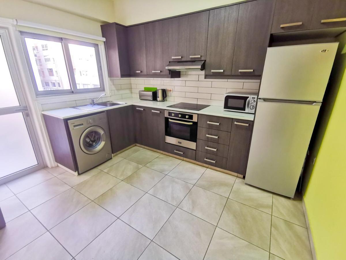 Beach-A-Holic Apartment, 2 Min Distance From Larnaca Marina Luaran gambar